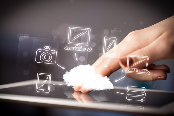 Prst ukazující na tablet, pojetí mobilního cloudu - Fotografie, Obrázek