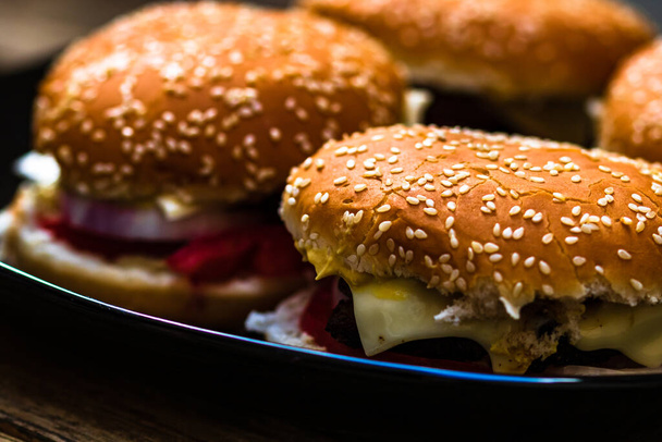 Primo piano di hamburger freschi fatti in casa gustosi sul tavolo di legno - Foto, immagini