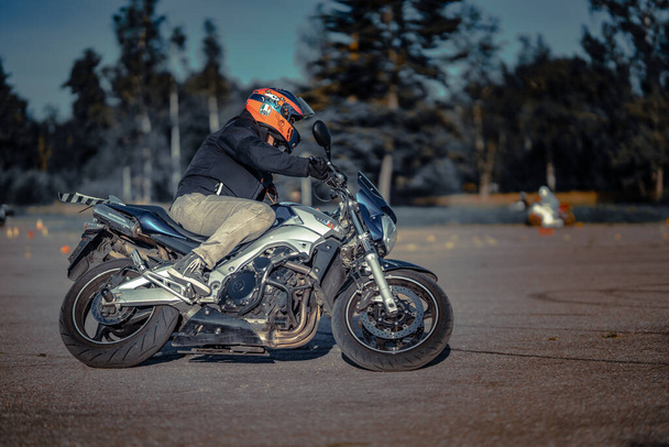 11-05-2020 Riga, Letónia. um homem de moto na estrada. se divertindo dirigindo a estrada vazia em uma viagem de passeio de moto - Foto, Imagem