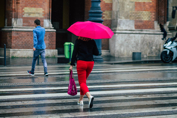 Budapest Hungría julio 17, 2020 Vista de peatones no identificados caminando bajo la lluvia en las calles históricas de Budapest, la capital y la ciudad más poblada de Hungría
 - Foto, Imagen
