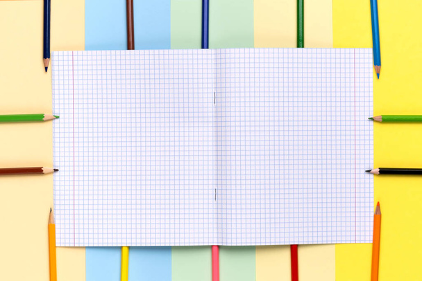 Muitos lápis de desenho coloridos em papel colorido cópia espaço fundo
. - Foto, Imagem