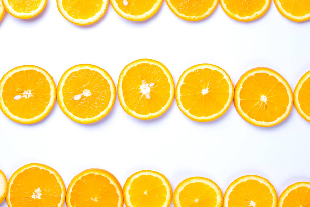 Plana vista lay de fatias de laranja no fundo branco
. - Foto, Imagem