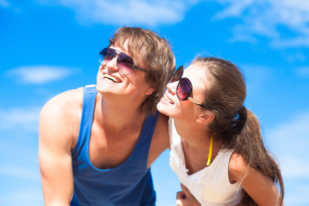 Close-up van gelukkige jonge paar in zonnebril glimlachen - Foto, afbeelding