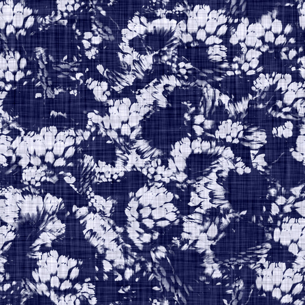 Indigo blauwe bloemenblok print damast geverfd textuur achtergrond. Naadloze geweven Japanse herhaling batik patroon staal. Bloemen organische distressed blok print katoenen doek. Aziatisch helemaal over textiel.  - Foto, afbeelding