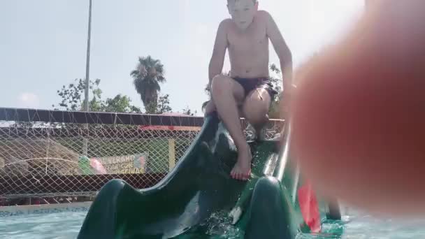 Bambini che si divertono con l'acqua nella calda giornata di sole - Filmati, video