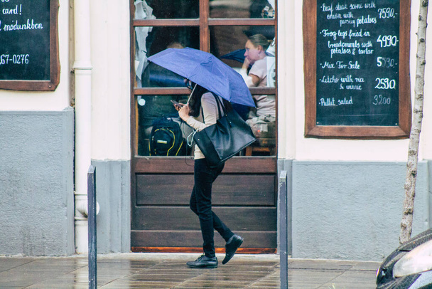 Budapeszt Węgry 17 lipca 2020 Widok niezidentyfikowanych pieszych spacerujących w deszczu na historycznych ulicach Budapesztu, stolicy i najbardziej zaludnionego miasta Węgier - Zdjęcie, obraz