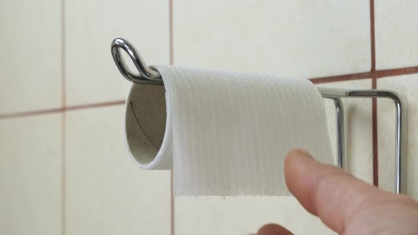 Roll wc-papier in de badkamer. - Video