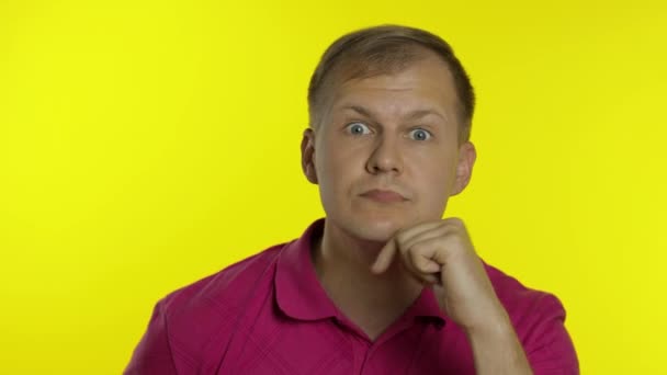 Portrait d'homme posant en t-shirt rose. fou beau gars faire drôle visages, jouer avec ses lèvres - Séquence, vidéo