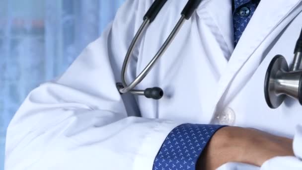 close-up van arts met gekruiste armen en stethoscoop op de nek , - Video