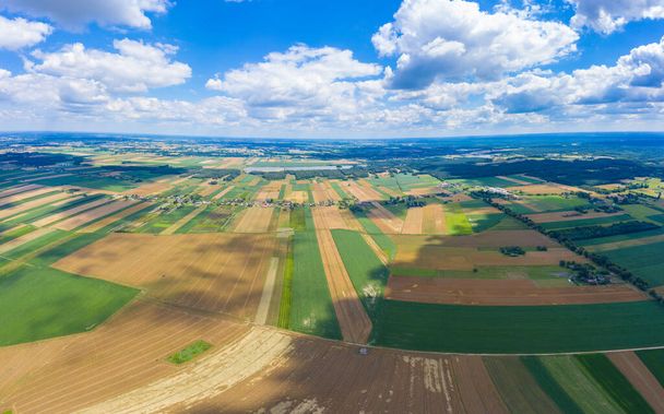 田舎、村、緑のフィールドと木、農業の概念の無人機からの見事な空中パノラマ. - 写真・画像