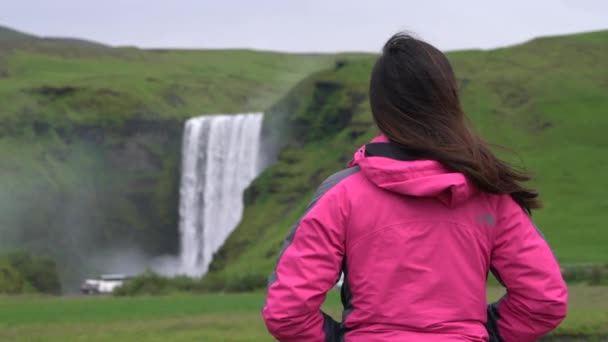 Путешественник на водопад Скогафосс в Исландии. - Кадры, видео