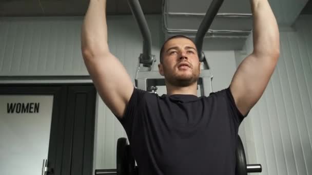Atleta bombeado caucasiano fazendo outro exercício de braço no ginásio em preparação para competições. Estilo de vida saudável - Filmagem, Vídeo