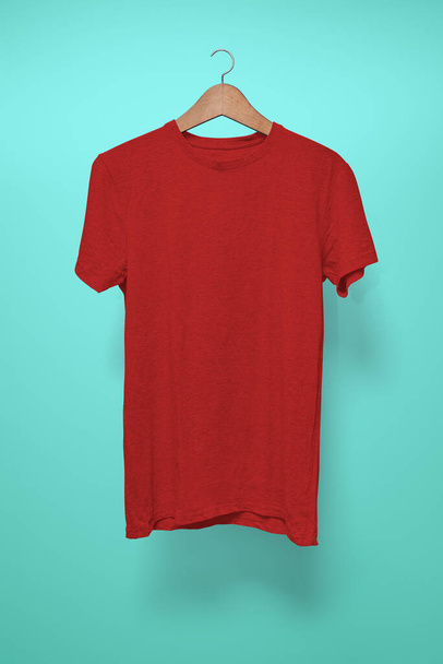 ターコイズを背景にハンガーに赤いTシャツ - 写真・画像
