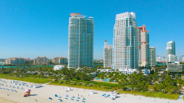 Panorama van South Beach, Miami Beach, South Pointe Park, regeringskanaal. Florida. Miami City - South Beach - Lummus Park, Ocean Drive en kust Long Aerial shot van het South Beach, Miami City. - Foto, afbeelding