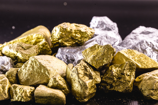 pépites d'or et d'argent empilées, pierres précieuses utilisées dans l'industrie et les bijoux. Concept d'elux et de richesse. - Photo, image