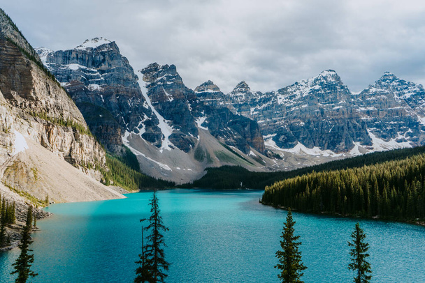 Vue imprenable sur l'eau turquoise du lac Moraine, attraction touristique populaire dans les Rocheuses canadiennes, parc national Banff, Alberta, Canada - Photo, image