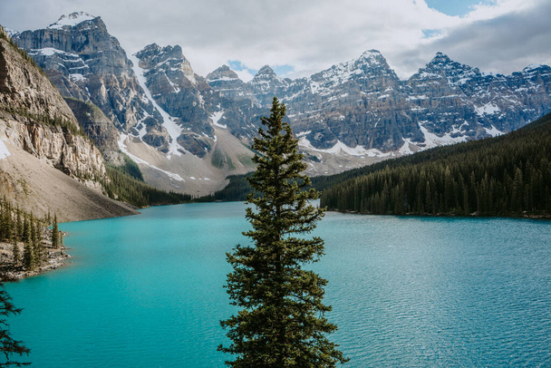 Захватывающий дух вид на бирюзовую воду озера Морейн, туристическая достопримечательность / направление в Канадских Скалистых горах, Национальный парк Банф, Альберта, Канада - Фото, изображение