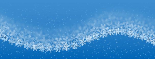 Sfondo natalizio di fiocchi di neve di diversa forma, sfocatura e trasparenza, a forma d'onda, su sfondo azzurro - Vettoriali, immagini
