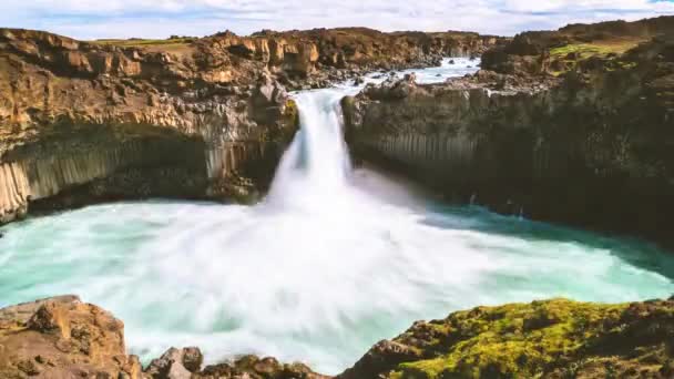 Zeitraffer-Aufnahmen vom Aldeyjarfoss-Wasserfall in Nordisland. - Filmmaterial, Video
