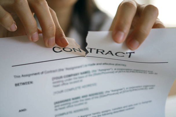 Ondernemers verscheuren documenten, contracten of overeenkomsten die directe rechtsgevolgen hebben. Annuleer het contract en rechtvaardigheid - Foto, afbeelding