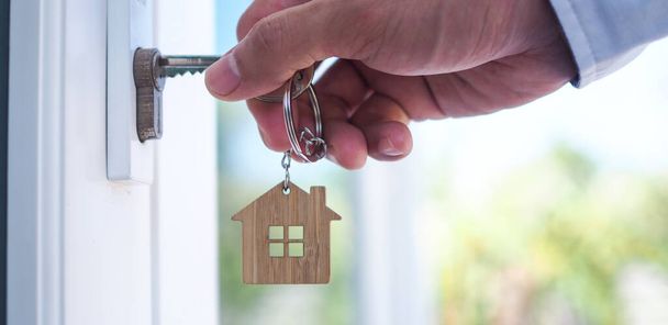 Vermieter sperrt Hausschlüssel für neue Wohnung auf - Foto, Bild