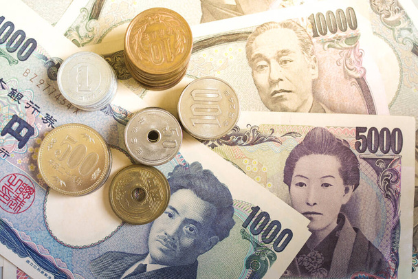 お金の概念の背景に日本円紙幣と日本円硬貨 - 写真・画像
