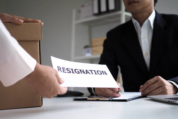 Geschäftsfrauen verschicken Rücktrittsschreiben an Führungskräfte. Leerstand und Arbeitslosigkeit - Foto, Bild