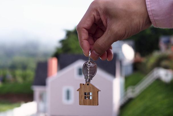 A háziúr kinyitja a ház kulcsát az új otthonhoz. - Fotó, kép