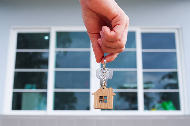 Vermieter sperrt Hausschlüssel für neue Wohnung auf - Foto, Bild