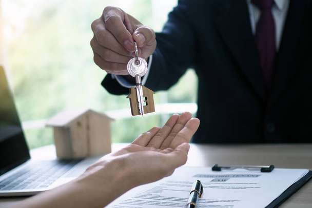 Les acheteurs de maison prennent les clés de la maison des vendeurs. Vendre votre maison, louer une maison et acheter des idées. - Photo, image