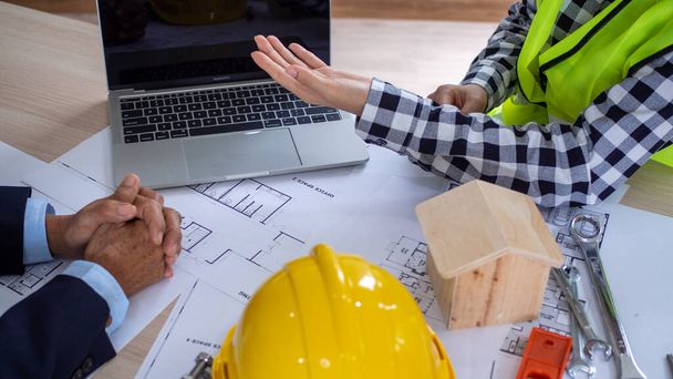 Arbeitstreffen zwischen Projektunternehmern und Kunden. Investitionen in den Bau und die Reparatur von Wohngebäuden - Foto, Bild