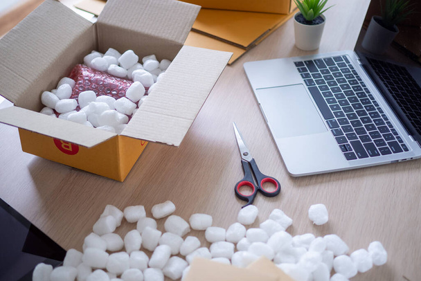 Small business desks in online sales, cardboard parcel boxes of products for delivery to customers. - Foto, Imagem