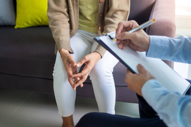 Female patients with mental illnesses and physical illnesses are afraid and nervous while talking to a doctor or psychiatrist. Therapy for mental symptoms and depression - Photo, Image