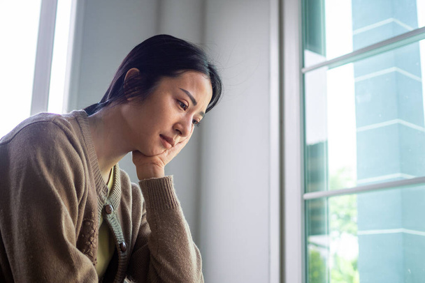 Una donna asiatica triste e delusa - Foto, immagini
