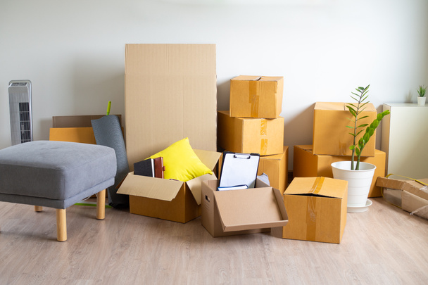 Laatikko henkilökohtaiset tavarat ja huonekalut. Laatikoiden siirtäminen uuteen taloon - Valokuva, kuva