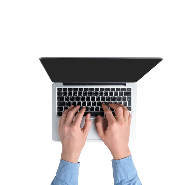 Руки на ноутбук на белом фоне. Isolated - Фото, изображение