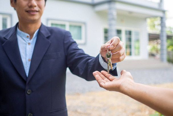 A lakásvásárlók hazaviszik a kulcsokat az eladóktól. Add el a házad, bérelj házat és vegyél ötleteket.. - Fotó, kép