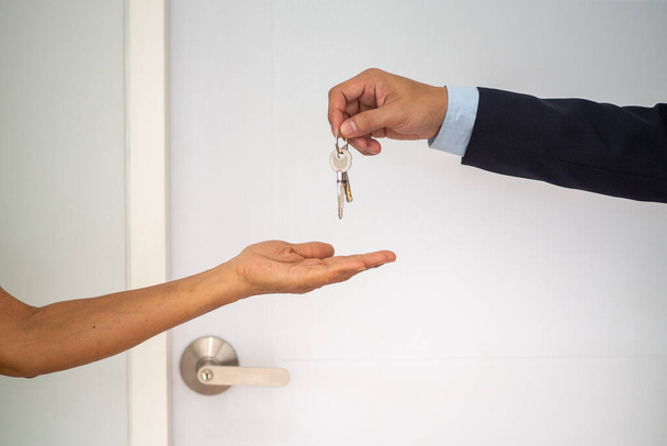 Ev alıcıları ev anahtarlarını alıcılardan alıyor. Evini sat, kirala ve fikir satın al.. - Fotoğraf, Görsel