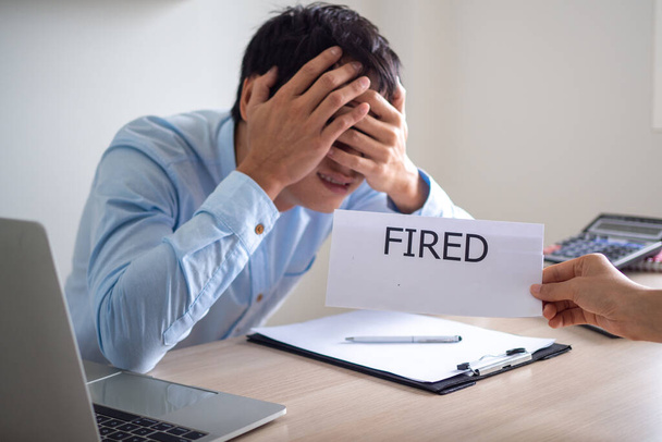 Hombres de negocios están estresados y frustrados después de recibir una carta de despido de la dirección
. - Foto, Imagen
