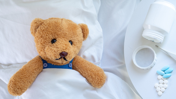 The teddy bear is ill from the flu and virus infection. - Photo, Image