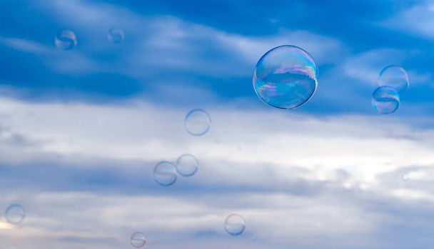 много мыльных пузырей на фоне пятнистой sn к - Фото, изображение