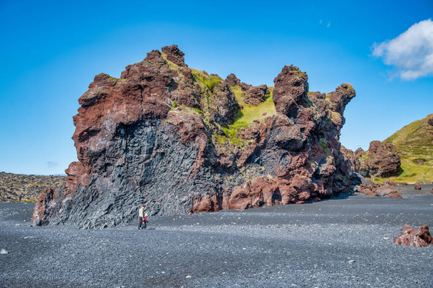 Playa de Djupalonssandur con hermosas rocas en temporada de verano, Islandia. - Foto, imagen
