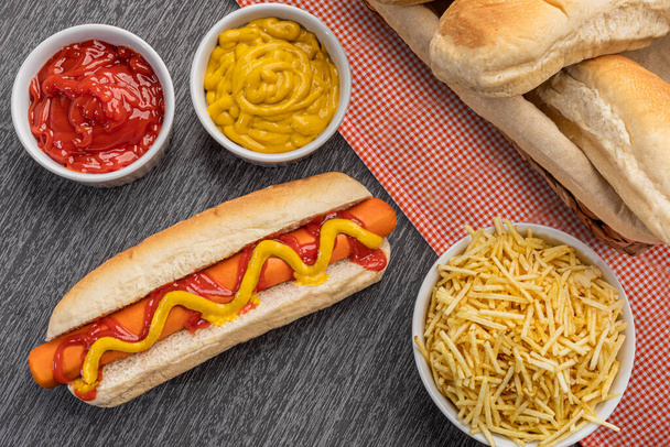 Hot Dog mit Ketchup und Senf auf Weißbrot. - Foto, Bild