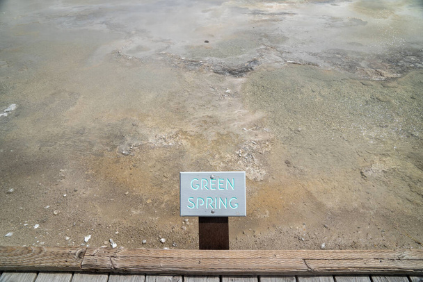 Zielona Wiosna, w dorzeczu Czarnego Piasku w Parku Narodowym Yellowstone. Znak dla funkcji termicznej - Zdjęcie, obraz