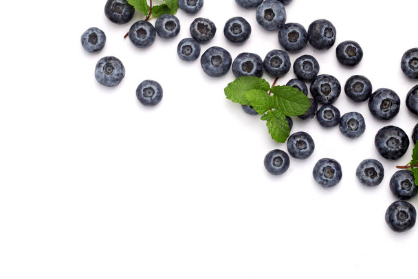 Frische Beerenheidelbeeren auf weißem Hintergrund. Konzept der gesunden und diätetischen Ernährung. Reife Blaubeeren mit Kopierraum für Text - Foto, Bild