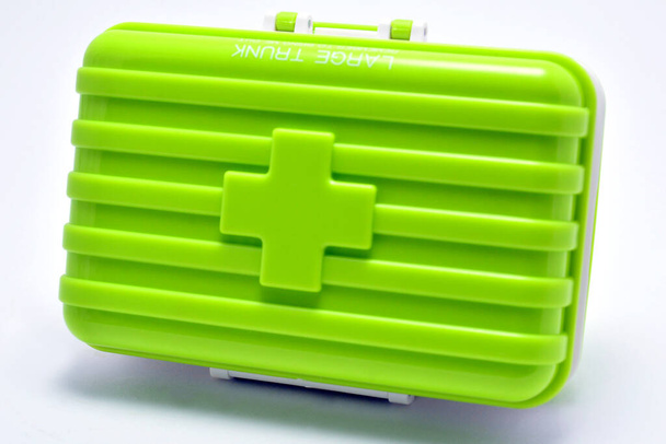 緑のポータブル荷物タイプの薬箱は、錠剤やタブレットを置くために使用 - 写真・画像