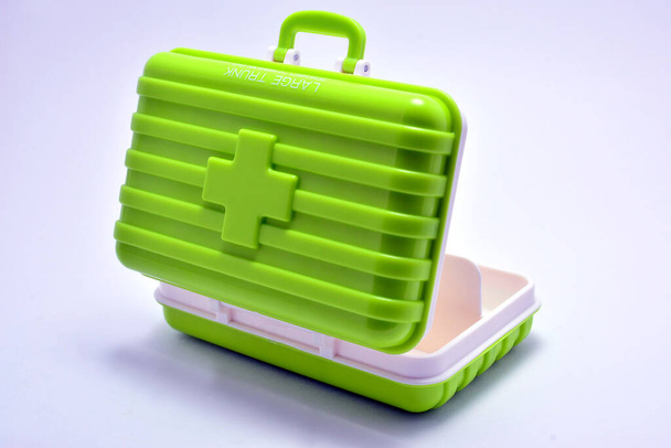 緑のポータブル荷物タイプの薬箱は、錠剤やタブレットを置くために使用 - 写真・画像