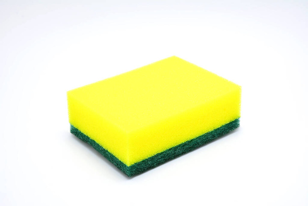 Spons plus schrobber in gele en groene kleur voor het reinigen van borden en schalen - Foto, afbeelding