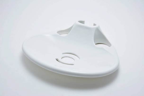 Weiße Kunststoff Badezimmer Seifenhalter verwenden, um Seifenblase setzen - Foto, Bild