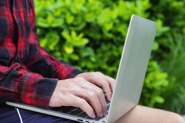 Навчайся онлайн, студент дивиться урок онлайн і вчиться вдома. Молодий чоловік робить нотатки, дивлячись на екран комп'ютера після професора на відеодзвінок. Навчання з дому на ПК
. - Фото, зображення